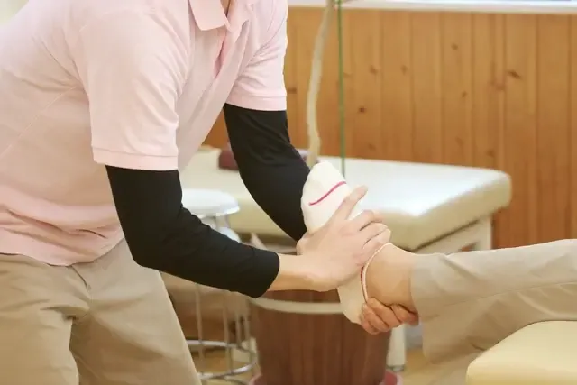 施術中の接骨院スタッフ